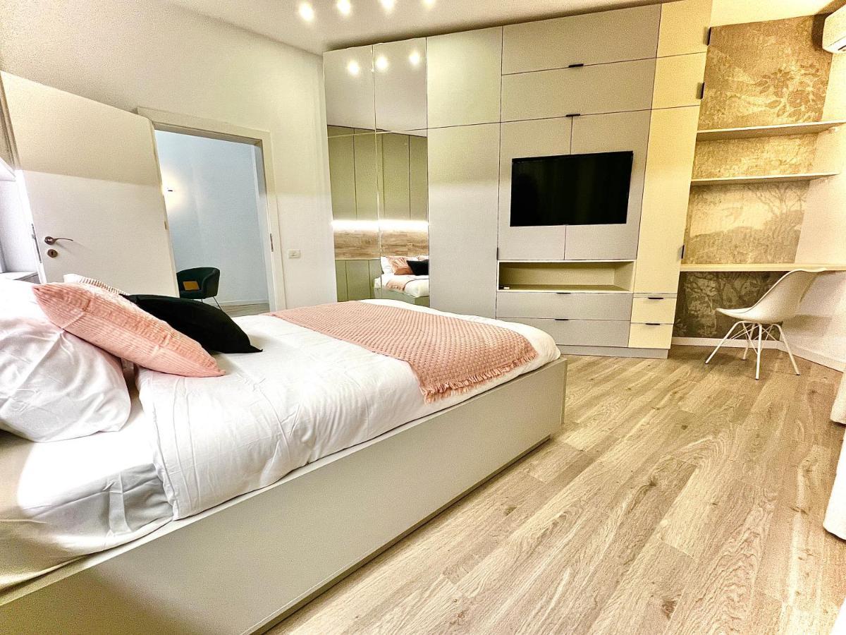 Four Bedroom Apartment, Old Town Бухарест Экстерьер фото