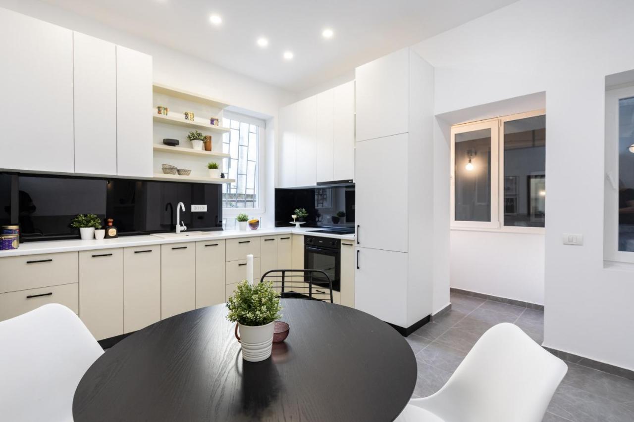 Four Bedroom Apartment, Old Town Бухарест Экстерьер фото